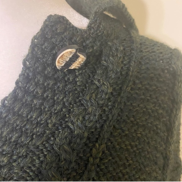 Carraig Donn slouchy sweater. 100% Merino Wool. Aran Cable Knit. dark green. - Picture 4 of 6